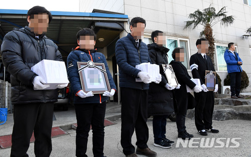 【장흥=뉴시스】신대희 기자 = 27일 오후 전남 장흥군의 한 장례식장에서 서울 종로구의 한 여관에서 방화로 숨진 세모녀의 장례가 치러지고 있다. 2018.01.27. sdhdream@newsis.com