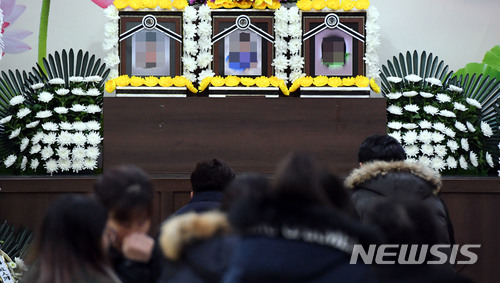 【장흥=뉴시스】신대희 기자 = 27일 오후 전남 장흥군의 한 장례식장에서 서울 종로구의 한 여관에서 방화로 숨진 세모녀의 장례가 치러지고 있다. 2018.01.27. sdhdream@newsis.com