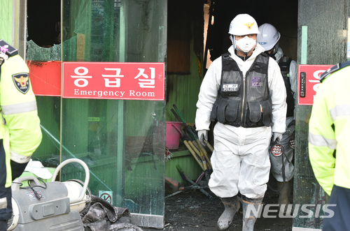【밀양=뉴시스】우종록 기자 = 경남 밀양시 세종병원 화재 이틀째인 27일 오후 병원 응급실 사고현장에서 국과수, 소방, 경찰 등 관계자들이 합동 정밀 감식을 하고 있다. 2018.01.27. wjr@newsis.com