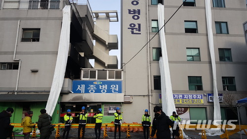 【밀양=뉴시스】강경국 기자 = 지난 26일 발생한 경남 밀양 세종병원 화재 참사 현장에서 28일 오전 10시께 3차 합동감식이 실시될 예정인 가운데 경찰이 현장 주변을 차단하고 있다. 2018.01.28.kgkang@newsis.com