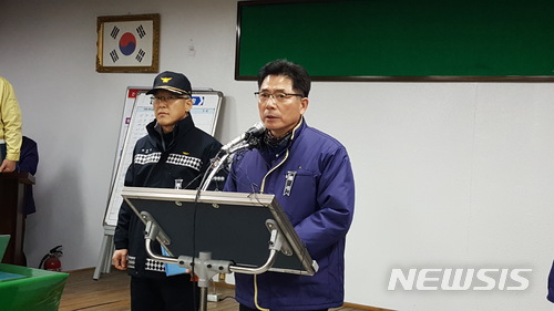 【밀양=뉴시스】강경국 기자 = 경남 밀양시 이병희 부시장이 28일 오전 10시께 밀양농협 가곡지점 2층 대회의실에서 세종병원 화재 사건과 관련해 종합 브리핑을 하고 있다. 2018.01.28.kgkang@newsis.com