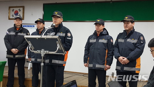 【밀양=뉴시스】강경국 기자 = 28일 오전 10시께 경남 밀양농협 가곡지점 2층 대회의실에서 세종병원 화재 사건과 관련해 종합 브리핑이 열린 가운데 최만우 밀양소방서장을 비롯해 당시 현장에 출동했던 소방서 직원들이 기자들의 질문에 응답하고 있다. 2018.01.28.&nbsp; kgkang@newsis.com 