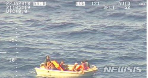 【서울=뉴시스】뉴질랜드 국방부는 28일 키리바시 인근 해역에서 약 일주일 전 실종된 페리 생존자 7명을 구조했다고 발표했다. 사진은 뉴질랜드 국방부 해상초계기가 포착한 생존자들의 모습. <사진출처:뉴질랜드 국방부>2018.1.28