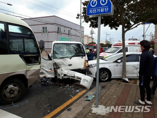 【서귀포=뉴시스】조수진 기자 = 제주 서귀포시 대정읍 동일리 경로당 삼거리에서 25인승 버스, 1t 트럭, 렌터카 승용차 간 3중 추돌 교통사고가 발생했다. 2018.01.28. (사진=제주소방안전본부 제공)