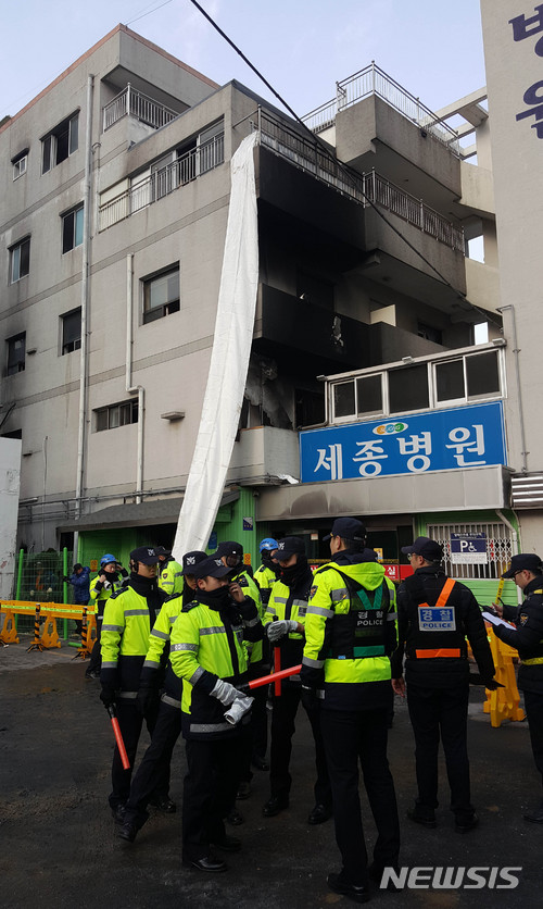 【밀양=뉴시스】강경국 기자 = 지난 26일 발생한 경남 밀양 세종병원 화재 참사 현장에서 28일 오전 10시께 3차 합동감식이 실시될 예정인 가운데 경찰이 현장 주변을 차단하고 있다. 2018.01.28.&nbsp; kgkang@newsis.com