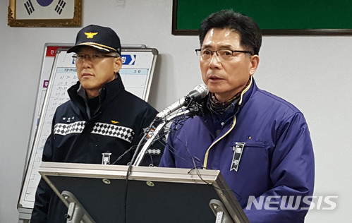 【밀양=뉴시스】강경국 기자 = 경남 밀양시 이병희 부시장이 28일 오전 10시께 밀양농협 가곡지점 2층 대회의실에서 세종병원 화재 사건과 관련해 종합 브리핑을 하고 있다. 2018.01.28.&nbsp; kgkang@newsis.com