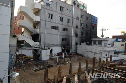 【밀양=뉴시스】안지율 기자 = 지난 26일 발생한 경남 밀양 세종병원 화재 참사 현장에서 28일 오전 10시부터 3차 합동감식을 진행하고 있다. 2018.01.28.&nbsp; alk9935@newsis.com