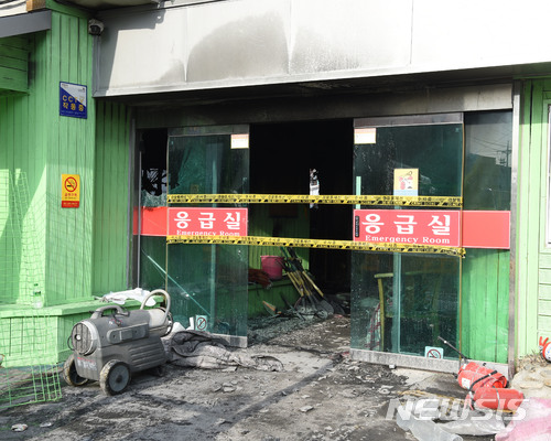 【밀양=뉴시스】안지율 기자 = 지난 26일 발생한 경남 밀양 세종병원 화재 참사 현장에서 28일 오전 10시부터 3차 합동감식을 진행하고 있다. 2018.01.28. alk9935@newsis.com