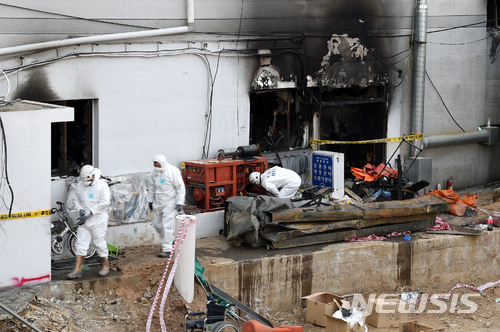【밀양=뉴시스】안지율 기자 = 지난 26일 발생한 경남 밀양 세종병원 화재 참사 현장에서 28일 오전 10시부터 3차 합동감식을 진행하고 있다. 2018.01.28. alk9935@newsis.com