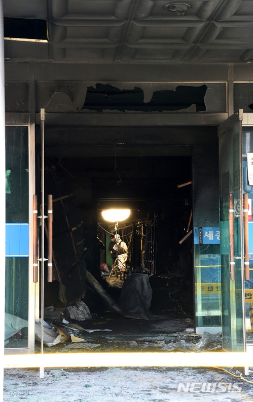 【밀양=뉴시스】안지율 기자 = 지난 26일 발생한 경남 밀양 세종병원 화재 참사 현장에서 28일 오전 10시부터 3차 합동감식을 진행하고 있다. 2018.01.28.&nbsp; alk9935@newsis.com