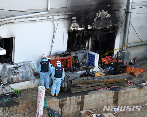 【밀양=뉴시스】안지율 기자 = 지난 26일 발생한 경남 밀양 세종병원 화재 참사 현장에서 28일 오전 10시부터 3차 합동감식을 진행하고 있다. 2018.01.28. alk9935@newsis.com