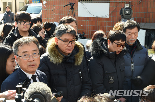 【밀양=뉴시스】안지율 기자 = 류건덕 제천 화재참사 유가족 대표는 28일 오전 38명의 희생자를 낳은 경남 밀양시 세종병원 화재현장을 찾아 유가족들에게 심심한 위로의 말을 전하고 “재천 사고 유가족들도 도울 일이 있으면 뭐든지 돕겠다”라고 말했다. 2018.01.28. alk9935@newsis.com