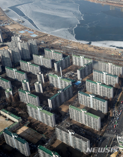 【서울=뉴시스】박주성 기자 = 정부가 이달 들어 재건축 연한 및 안전진단 강화, 재건축 초과이익환수제 예상 부담금 공개 등 강남 재건축을 겨낭한 가운데 비교적 규제가 덜한 강북 재개발 쪽으로 투자자들이 몰리고 있다. 사진은 28일 서울 롯데월드타워 전망대에서 바라본 잠실 주공 5단지 모습. 2018.01.28. park7691@newsis.com