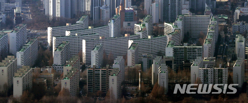 【서울=뉴시스】박주성 기자 = 정부가 이달 들어 재건축 연한 및 안전진단 강화, 재건축 초과이익환수제 예상 부담금 공개 등 강남 재건축을 겨낭한 가운데 비교적 규제가 덜한 강북 재개발 쪽으로 투자자들이 몰리고 있다. 사진은 28일 서울 롯데월드타워 전망대에서 바라본 대치동 은마아파트의 모습. 2018.01.28. park7691@newsis.com