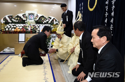 【밀양=뉴시스】안지율 기자 = 유승민 바른정당 대표는 28일 오후 세종병원 화재로 인한 희생자가 안치된 경남 밀양시 삼문동 밀양장례식장를 찾아 유가족들에게 위로의 말을 전하고 있다. 2018.01.28. alk9935@newsis.com