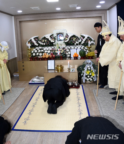 【밀양=뉴시스】안지율 기자 = 유승민 바른정당 대표는 28일 오후 세종병원 화재로 인한 희생자가 안치된 경남 밀양시 삼문동 밀양장례식장를 찾아 유가족들에게 위로의 말을 전하고 있다. 2018.01.28. alk9935@newsis.com