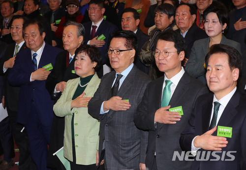 【서울=뉴시스】배훈식 기자 = 28일 오후 서울 여의도 국회 의원회관 대회의실에서 열린 민주평화당 창당 발기인 대회에 참석한 조배숙(앞줄 왼쪽 네번째) 창당추진위원장 등 참석 의원과 발기인들이 국민의례를 하고 있다. 앞줄 왼쪽부터 박준영 의원, 정대철, 권노갑 고문, 조 위원장, 박지원, 천정배, 정동영 의원. 2018.01.28.&nbsp; dahora83@newsis.com