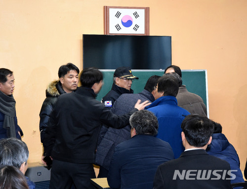 【밀양=뉴시스】안지율 기자 = 28일 오후 경남 밀양 세종병원 화재 참사 유족 대표자 임시 사무실에서 수사본부 부본장과 소방서장과의 간담회가 열릴 예정인 가운데 소방서장과 유족 등이 간담회 진행과정을 의논하고 있다. 2018.01.28.&nbsp; alk9935@newsis.com