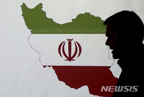 【두바이=AP/뉴시스】2017년 9월 20일 아랍에미리트(UAE) 두바이에서 미국 사이버안보기업 파이어아이의 한 관계자가 기자들에게 이란의 해킹 기술에 관해 설명하고 있다. 2018.1.29.