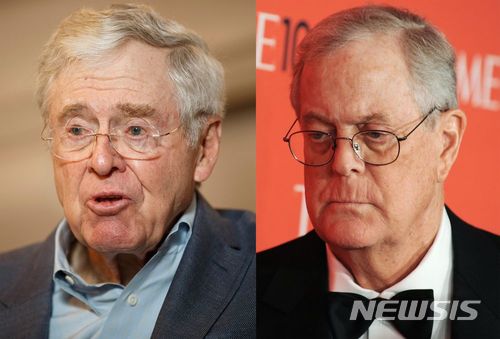 【서울=뉴시스】 미국 보수 정계의 큰손 후원자인 석유재벌 찰스 코크와 데이비드 코크 형제.<사진출처: 블룸버그통신> 2018.01.29. 