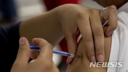 【서울=뉴시스】'미국의 소리(VOA)'의 28일(현지시간) 보도에 따르면 국제적십자연맹(IFRC)은&nbsp; 26일 발표한 ‘북한 A형 인플루엔자 발병’ 보고서를 통해 북한에서 최근 A형 (H1N1) 신종독감으로 어린이 3명과 어른 1명을 포함해 4명이 사망했다고 밝혔다. 지난달부터 현재까지 신종독감에 감염된 북한 주민들은 총 8만2000 여 명으로 집계됐다. 북한은 신종독감 확산을 막기 위해 유엔에 지원을 요청한 것으로 알려졌다. <출처: '미국의 소리'> 2018.01.29.