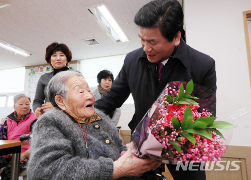 【산청=뉴시스】정경규 기자 = 허기도 경남 산청군수가 박항서 베트남 U-23대표팀 감독 어머니 박순정 여사에게 꽃다발 전하고 있다.2018.01.29.(사진=산청군 제공) photo@newsis.com