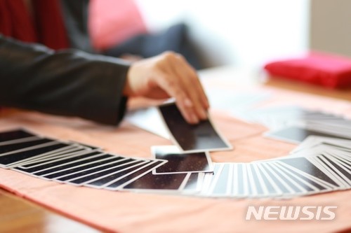 [서울=뉴시스] 심리 상담을 받듯 신점이나 사주, 타로를 찾는 청년층이 늘고 있다. 점을 보는 행위는 기성세대의 전유물이라는 오랜 사회적 인식과 달리 젊은 세대도 취업·이직·연애·결혼 등 운세를 점치고 일상 대화의 소재로 활용하는 모습이다. (사진제공=자연심리상담연구소) 2024.08.05. photo@newsis.com