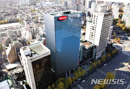 [특징주] 한미약품, 바이오신약 美 허가 신청 소식에 '나홀로' 강세 