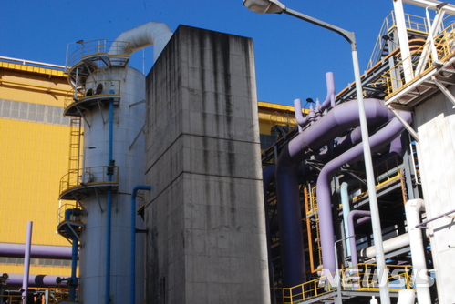 【포항=뉴시스】강진구 기자 = 경북 포항남부경찰서는 포스코 포항제철소 근로자 4명의 질소가스 질식사와 관련 사고 당시 시스템 기록상 냉각탑으로 질소 가스를 들어보내는 역할을 하는 밸브 중 한 곳이 열려 있었던 것으로 밝혀졌다고 29일 밝혔다.사진은 질식사가 발생한 포항제철소 산소공장 냉각탑.2018.01.29. dr.kang@newsis.com