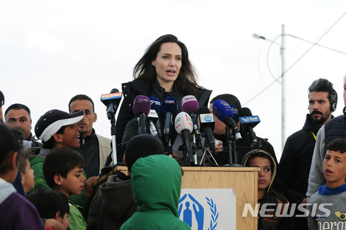 【자타리(요르단)=뉴시스】 채정병 기자 = 28일(현지시간) 유엔난민기구(UNHCR) 특사 안젤리나 졸리(43)가 자타리 시리아 난민캠프를 3번째 방문한 가운데 기자회견장에서 연설하고 있다.기자회견에서 졸리 특사는 8년째로 접어드는 시리아 사태를 ‘무의미한 내전’이라고 규정하고 이를 끝내기 위한 국제사회의 도움을 요청했다.&nbsp; 