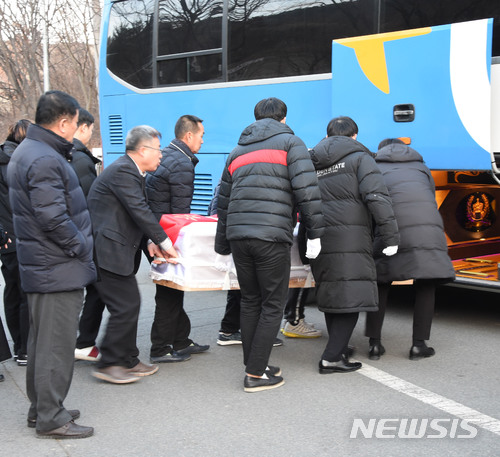 【밀양=뉴시스】안지율 기자 = 경남 밀양 세종병원 화재 참사 나흘째인 29일 오전 경남 밀양시 공설화장장에서 희생자 발인이 엄수되고 있다. 2018.01.29. alk9935@newsis.com