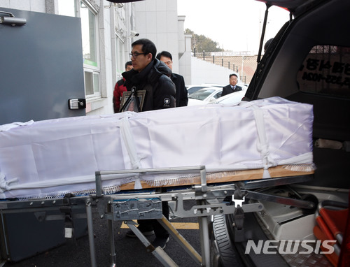 【밀양=뉴시스】안지율 기자 = 경남 밀양 세종병원 화재 참사 나흘째인 29일 오전 경남 밀양시 농협장례식장에서 희생자 발인이 엄수되고 있다. 2018.01.29. alk9935@newsis.com