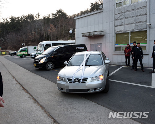 【밀양=뉴시스】안지율 기자 = 경남 밀양 세종병원 화재 참사 나흘째인 29일 오전 경남 밀양시 농협장례식장에서 희생자 발인이 엄수되고 있다. 2018.01.29. alk9935@newsis.com