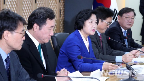 【서울=뉴시스】홍효식 기자 = 29일 오전 서울 여의도 더불어민주당 중앙당사 민주백송홀에서 열린 2018년 제1차 고위 당정협의회에 참석한 더불어민주당 추미애(왼쪽 셋째) 대표가 인사말을 하고 있다. 왼쪽부터 장하성 대통령비서실 정책실장, 이낙연 국무총리, 더불어민주당 추 대표, 우원식 원내대표, 김태년 정책위의장. 2018.01.29. yesphoto@newsis.com
