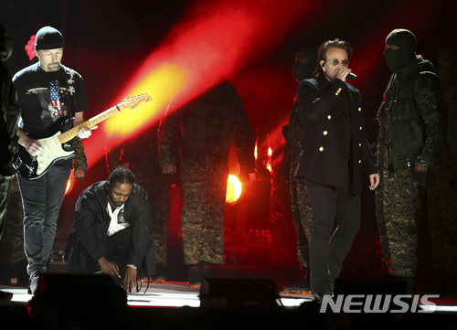 【서울=뉴시스】 U2 & 켄드릭 라마. 2018.01.29. (사진 = AP 제공) photo@newsis.com 