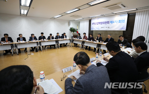 【서울=뉴시스】김진아 기자 = 장병규 4차산업혁명위원장이 29일 오전 서울 종로구 광화문KT에서 열린 4차산업혁명위원회 제4차 회의에서 모두발언을 하고 있다. 2018.01.29. bluesoda@newsis.com