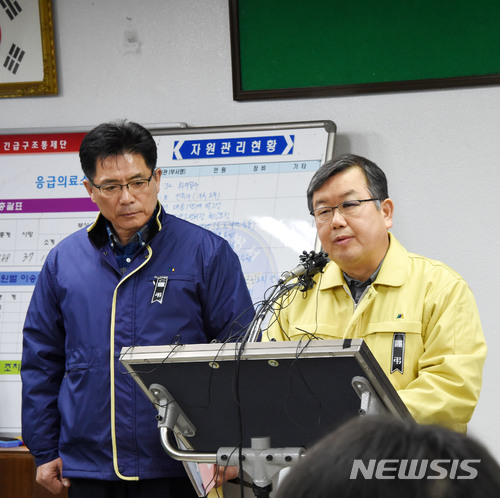 【밀양=뉴시스】안지율 기자 = 경남 밀양 세종병원 화재 참사 나흘째인 29일 오전 10시 박일호 경남 밀양시장이 밀양농협 가곡지점 2층 대회의실에서 피해자·유가족 지원기준 마련 브리핑을 하고 있다. 2018.01.29. alk9935@newsis.com