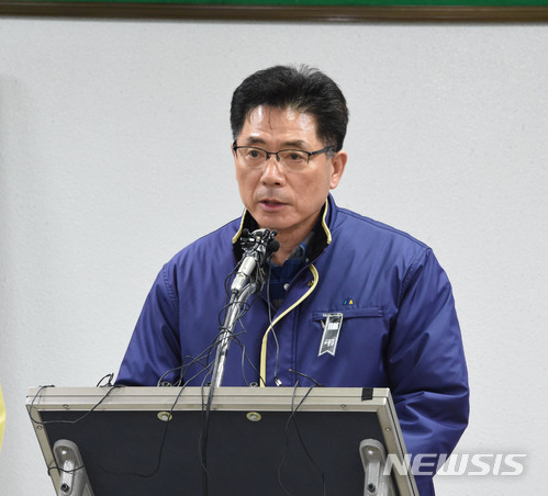 【밀양=뉴시스】안지율 기자 = 경남 밀양 세종병원 화재 참사 나흘째인 29일 오전 10시 이병희 경남 밀양부시장은 밀양농협 가곡지점 2층 대회의실에서 피해자·유가족 지원기준 마련과 현장 종합상황 브리핑을 하고 있다. 2018.01.29.&nbsp; alk9935@newsis.com 