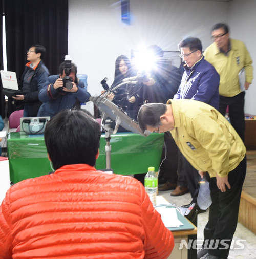 【밀양=뉴시스】안지율 기자 = 경남 밀양 세종병원 화재 참사 나흘째인 29일 오전 10시 박일호 경남 밀양시장은 밀양농협 가곡지점 2층 대회의실에서 피해자·유가족 지원기준 마련과 현장 종합상황 브리핑에서 박일호 시장이 고개숙여 사죄하고 있다. 2018.01.29.&nbsp; alk9935@newsis.com 
