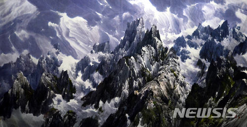 【광주=뉴시스】류형근 기자 = 2018광주비엔날레가 북한 미술전을 준비하고 있는 가운데 29일 북한미술 전문가 문범강 미국 조지타운대 교수는 "광주비엔날레의 북한 작품전은 미국 워싱턴 전시 보다 더 큰 규모이며 한국에서 열리는 최초의 주제화 전이 될 것이다"고 밝혔다. 최창호 작가의 '금강산', 조선화, 212x402㎝. 2018.01.29. (사진=문범강 조지타운대 교수 제공) photo@newsis.com