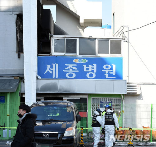 【밀양=뉴시스】안지율 기자 = 경남 밀양 세종병원 화재사건 수사본부(본부장 경무관 진정무)는 29일 오전 11시 밀양경찰서 강당에서 열린 3차 브리핑에서 세종병원과 요양병원 무단 증축이라고 발표한 불법 건축물. 2018.01.29.&nbsp; alk9935@newsis.com 