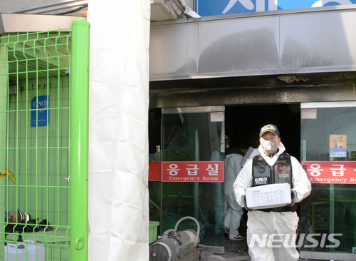 【밀양=뉴시스】차용현 기자 = 경남 밀양시 세종병원 화재참사 나흘째인 29일 오후 감식을 진행 중인 합동감식반이 세종병원 1~2층에서 수거한 증거품을 차량에 옮기고 있다. 2018.01.29. con@newsis.com