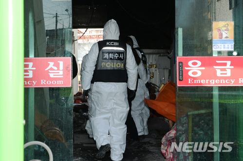 【밀양=뉴시스】차용현 기자 = 경남 밀양시 세종병원 화재참사 나흘째인 29일 오후 감식을 진행 중인 합동감식반이 세종병원 1~2층에서 수거한 증거품을 차량에 옮기고 있다. 2018.01.29. con@newsis.com