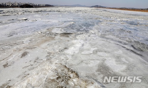 【김포=뉴시스】홍효식 기자 = 중부지방과 일부 전북·경북에 한파특보가 발효 중인 29일 오후 경기 김포시 일산대교에서 바라본 한강이 연일 계속되는 강력한 한파로 인해 얼어있다. 기상청은 내일(30일)까지 기온이 낮고, 체감온도는 더욱 낮아 매우 춥겠으며 건강과 시설물 관리에 유의해야 한다고 밝혔다. 2018.01.29. yesphoto@newsis.com