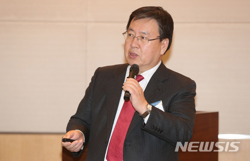 【서울=뉴시스】김선웅 기자 = 지난 1월29일 오후 서울 영등포구 여의도 전경련회관에서 열린 한국경제연구원 주최 '원화강세의 파장과 대응방향' 긴급좌담회에서 오정근 한국금융ICT융합학회장이 발표를 하고 있다. 2018.01.29. mangusta@newsis.com