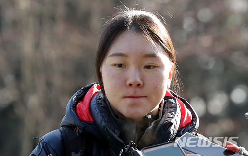 【서울=뉴시스】임태훈 기자 = 대한빙상경기연맹의 행정착오로 평창 동계올림픽 출전이 좌절될 뻔했던 스피드 스케이팅 국가대표 노선영이 29일 오후 훈련을 하기 위해 서울 노원구 태릉국제스케이트장으로 들어서며 취재진의 질문을 듣고 있다. 2018.01.29. taehoonlim@newsis.com