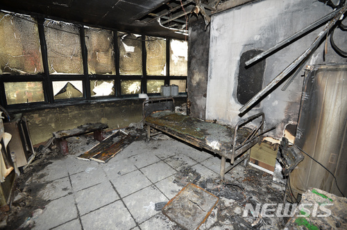 【대구=뉴시스】우종록 기자 = 29일 오전 대구 달서구 진천동 신라병원 2층 내부가 지난 26일 화재로 심하게 그을리고 파손돼 있다. 2018.01.29. wjr@newsis.com