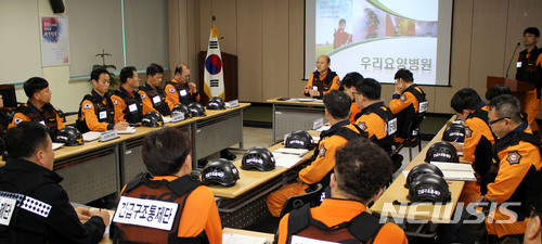 【광주=뉴시스】신대희 기자 = 29일 광주 광산소방서 대회의실에서 소방관 50여명이 요양병원 화재 발생 시 피해를 최소화하기 위한 '긴급구조통제단 기능숙달 도상훈련'을 하고 있다. 2018.01.29. (사진 = 광산소방서 제공)&nbsp; photo@newsis.com