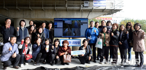 【광주=뉴시스】신대희 기자 = 광주 광산구는 풍영정천의 예찰 활동에 활용 중인 수질 감시앱 '풍영정천 IOT리빙랩'의 정보를 가공해 도심 하천 수질 개선 빅데이터로 활용할 계획이다고 29일 밝혔다. 2018.01.29. (사진 = 광산구 제공) photo@newsis.com