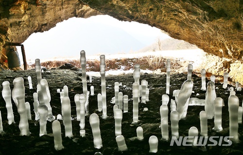 【제천=뉴시스】강신욱 기자 = 30일 충북 제천시 덕산면 수산1리 보덕암 인근 보덕굴에 죽순처럼 땅에서 솟는 역고드름이 최근 맹추위에 만들어져 신기함을 더하고 있다. 2018.01.30. ksw64@newsis.com